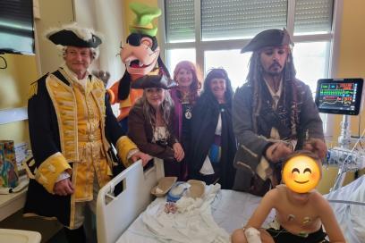 Les Pirates du Coeur costumés comme les personnages du film Pirates des Caraïbes rendent visite à un enfant hospitalisé - Agrandir l'image, fenêtre modale