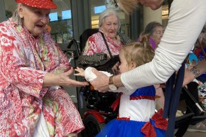 Animation intergénérationnelle avec les résidents des unités de soins de longue durée et les enfants de la crèche organisée dans le cadre du carnaval 2024 - Agrandir l'image, fenêtre modale