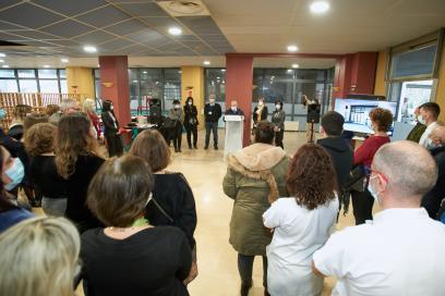 Photos des personnes présente et des personnes faisant un discours - Agrandir l'image, fenêtre modale