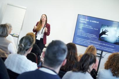 Des personnes assises assistent à une conférence - Agrandir l'image, fenêtre modale