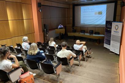 public dans la salle de conférence lors de la réunion ville-hôpital - Agrandir l'image, fenêtre modale