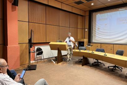 Photo d'un professionnel de santé présentant dans une conférence - Agrandir l'image, fenêtre modale