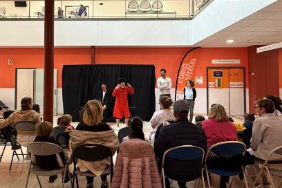 Des clowns font un spectacle devant des patients - Agrandir l'image, fenêtre modale