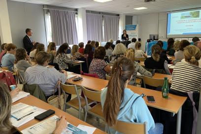 Photo d'une salle avec des professionnels présents lors de la 6ème réunion des plaies - Agrandir l'image, fenêtre modale