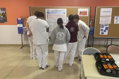 Des soignants lisent le texte de la loi romain jacob - Agrandir l'image, fenêtre modale