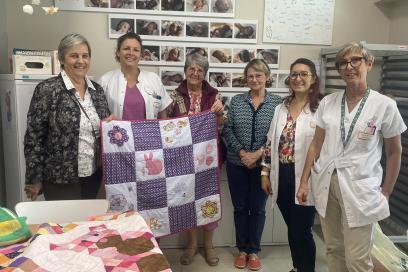 Photo de soignants et bénévoles avec des patchworks - Agrandir l'image, fenêtre modale