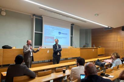 Photo de 2 conférencier à l'avant de la scène en train de parler avec un micro - Agrandir l'image, fenêtre modale