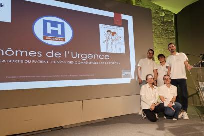 Des professionnels de santé sont sur un estrade - Agrandir l'image, fenêtre modale