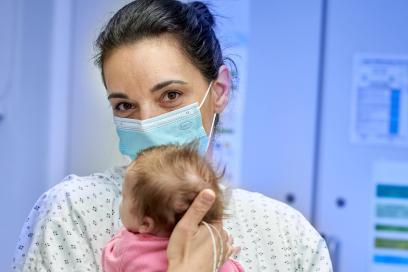 Une mère tient son bébé contre elle en souriant - Agrandir l'image, fenêtre modale