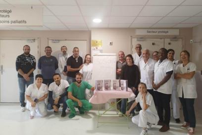 Photo de l'équipe d'hématologie et de l'association SOS CREW avec les tablettes que l'association a donné - Agrandir l'image, fenêtre modale