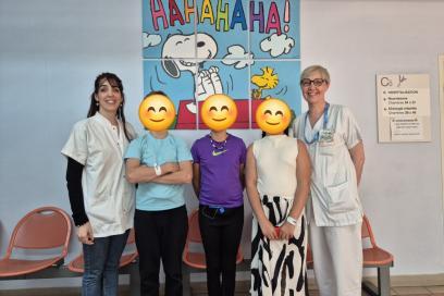 des enfants et deux professionnels de santé posent devant une peinture - Agrandir l'image, fenêtre modale