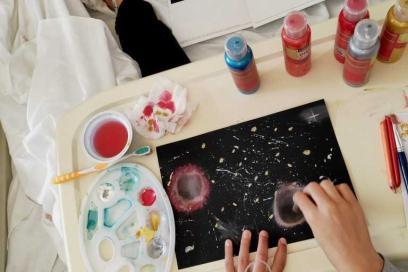 Un enfant dessine une voie lactée - Agrandir l'image, fenêtre modale