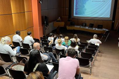 Photo d'une salle de conférence avec des professionnels de présents - Agrandir l'image, fenêtre modale