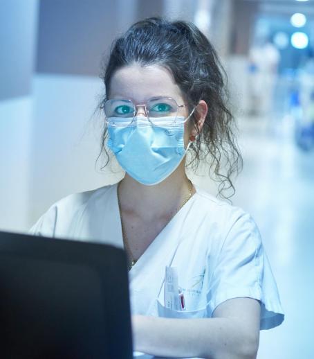 Gros plan sur une soignante