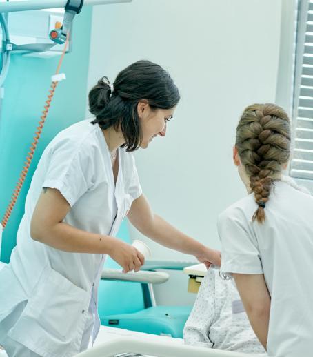 Deux soignantes s'occupent d'un patient