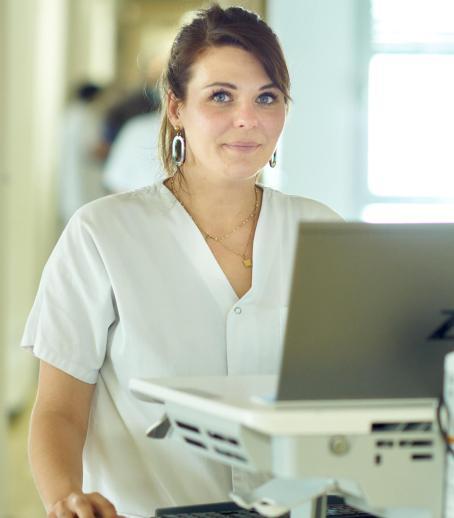 Gros plan sur une soignante