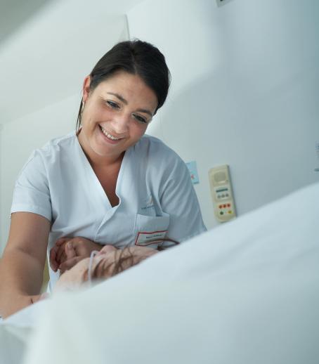 Gros plan sur une soignante souriante en train de discuter avec une patiente