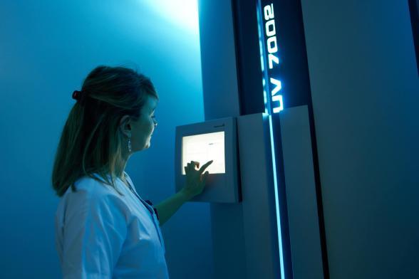 Une soignante règle une machine - Agrandir l'image, fenêtre modale