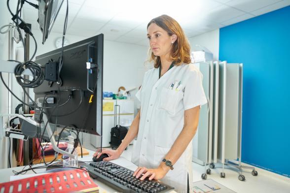 Gros plan sur une soignante - Agrandir l'image, fenêtre modale