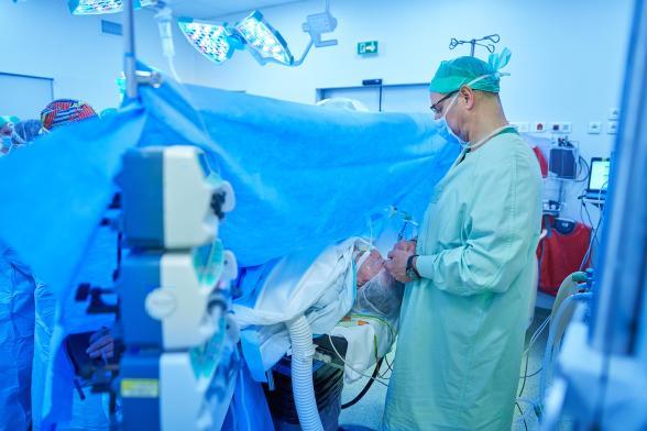 Un soignant pratique une intervention sur un patient - Agrandir l'image, fenêtre modale