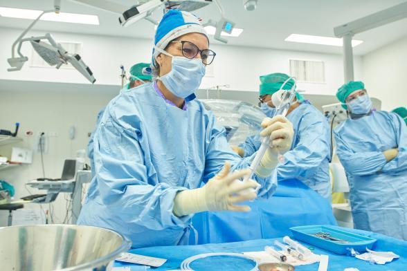 Une infirmière prépare les instruments pour une intervention - Agrandir l'image, fenêtre modale