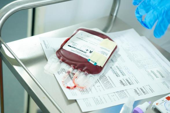 Poche de sang du groupe A+ sur un chariot de soins - Agrandir l'image, fenêtre modale