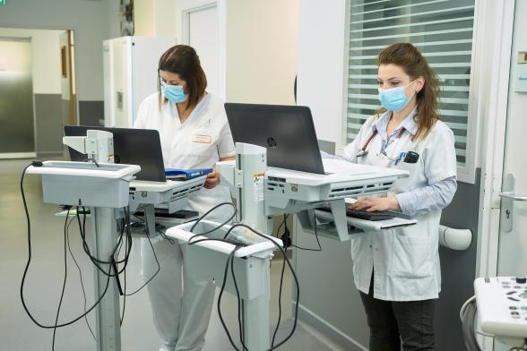 Deux soignantes sont sur des ordinateurs - Agrandir l'image, fenêtre modale