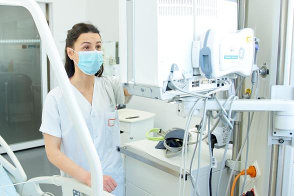 Une soignante règle une machine - Agrandir l'image, fenêtre modale