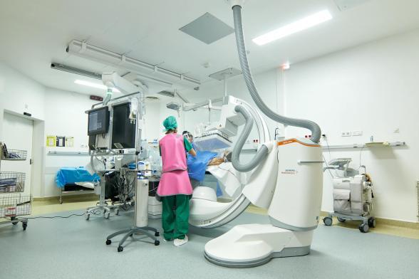 Des soignants en salle d'opération - Agrandir l'image, fenêtre modale