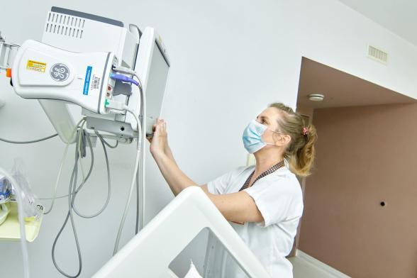 Une soignante règle une machine - Agrandir l'image, fenêtre modale