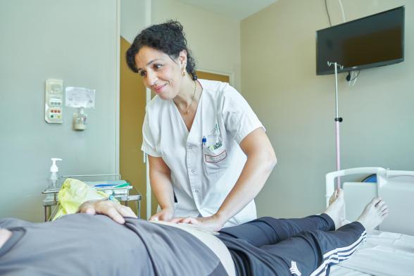 Une infirmière prodigue des soins à un patient - Agrandir l'image, fenêtre modale