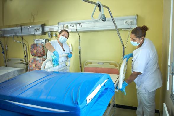 Des agents hospitaliers travaillent en équipe pour nettoyer une chambre - Agrandir l'image, fenêtre modale