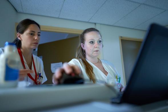 Gros plans sur deux soignantes - Agrandir l'image, fenêtre modale