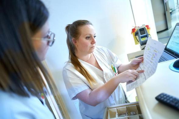 Deux soignantes discutent ensembles - Agrandir l'image, fenêtre modale