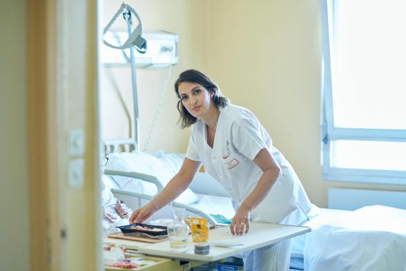 Gros plan sur une soignante - Agrandir l'image, fenêtre modale