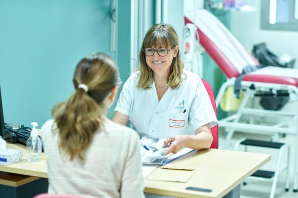 Une sage-femme discute avec une patiente - Agrandir l'image, fenêtre modale