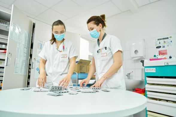 Deux infirmières trient des médicaments - Agrandir l'image, fenêtre modale