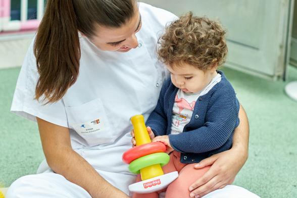 Gros plan sur une soignante qui a un bébé dans les bras - Agrandir l'image, fenêtre modale