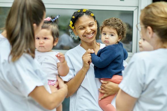 Des soignantes rigolent avec des bébés en extérieur - Agrandir l'image, fenêtre modale