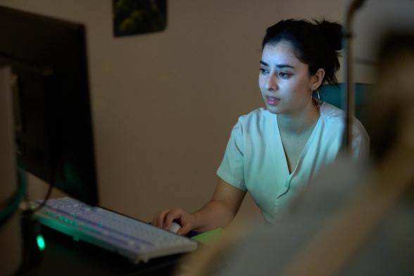 Gros plan sur une soignante - Agrandir l'image, fenêtre modale