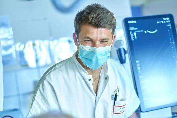 Gros plan sur un soignant - Agrandir l'image, fenêtre modale