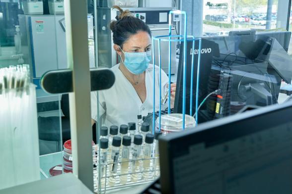 Gros plan sur une technicienne de laboratoire faisant des analyses - Agrandir l'image, fenêtre modale