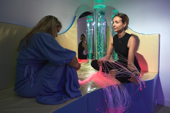 Une psychologue est avec une patiente dans la salle Snoezelen - Agrandir l'image, fenêtre modale