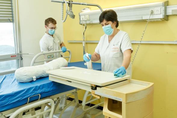 Des agents hospitaliers travaillent en équipe pour nettoyer une chambre - Agrandir l'image, fenêtre modale