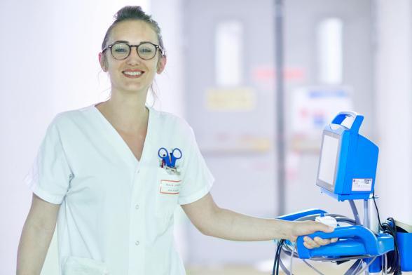 Gros plan sur une soignante souriante - Agrandir l'image, fenêtre modale