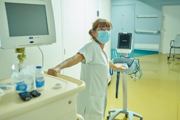 Gros plan sur une soignante - Agrandir l'image, fenêtre modale