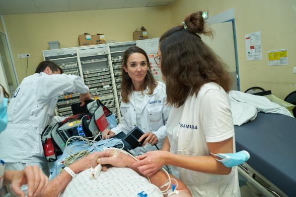 Des agents du SAMU prennent en charge un patient - Agrandir l'image, fenêtre modale