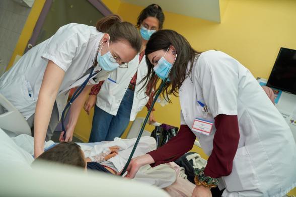 Des soignantes s'occupent d'un enfant - Agrandir l'image, fenêtre modale