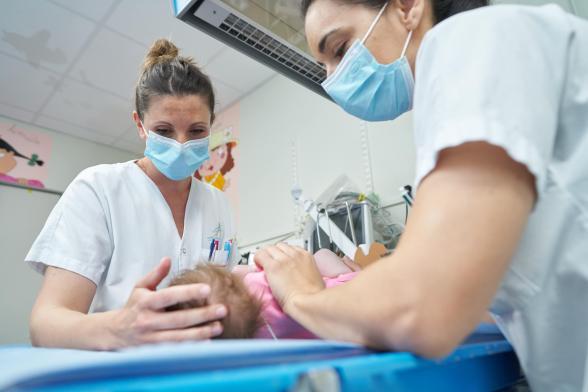 Deux soignantes s'occupent d'un nourrisson - Agrandir l'image, fenêtre modale