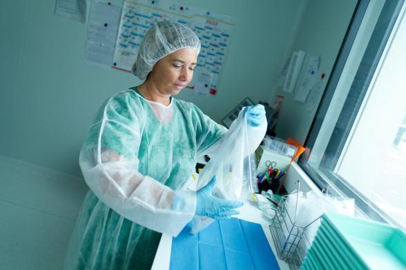 Gros plan sur une agente hospitalière de la pharmacie - Agrandir l'image, fenêtre modale